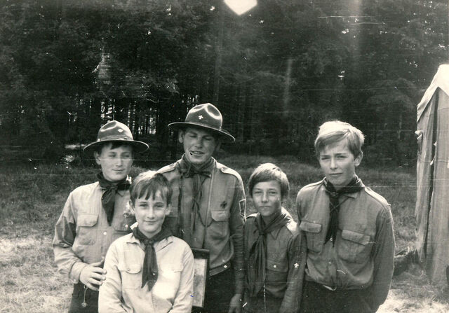 ​ Jan Rabiňák (chlapec vpředu) na skautském táboře na Moldavě, 1970. Zdroj: archiv pamětníka  ​
